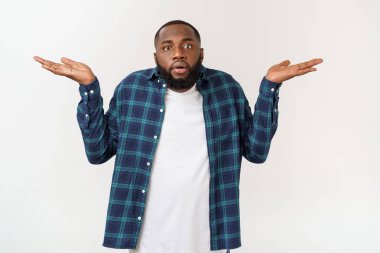 casual zenci beyaz arka plan üzerinde şok genç heyecanlı.