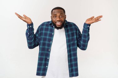 casual zenci beyaz arka plan üzerinde şok genç heyecanlı.