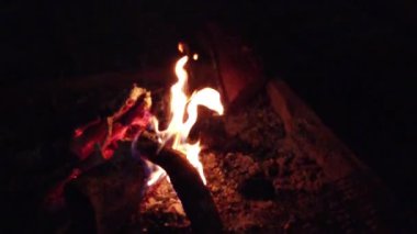 kamp ateşi ateşli alevler yakın, süper yavaş hareket yanan odun