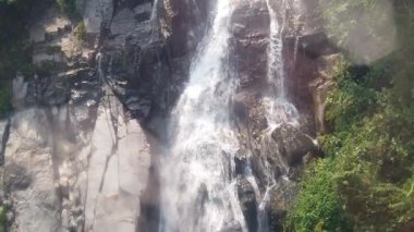 Vietnam dağlarında akan dev şelalenin havadan görünümü yavaş çekimde çekildi