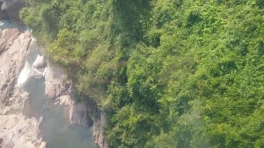 Vietnam dağlarında akan dev şelalenin havadan görünümü yavaş çekimde çekildi