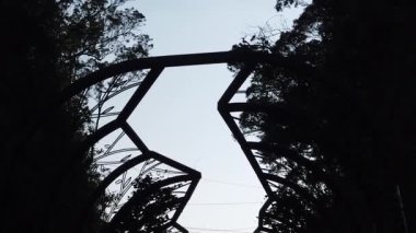 Havadan yaklaşım Benzersiz füniküler kabin modern teleferik. Yüksek dağlar kanyon manzara. Turizm gezi. Vietnam Asya.