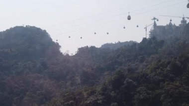 Havadan yaklaşım Benzersiz füniküler kabin modern teleferik. Yüksek dağlar kanyon manzara. Turizm gezi. Vietnam Asya.