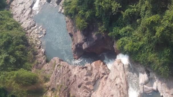 Сверху вниз воздушный вид гигантского водопада, текущего в горах Вьетнама, снятый в замедленной съемке — стоковое видео