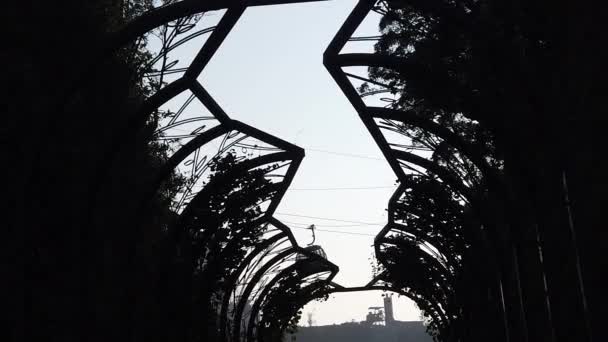 Abordagem aérea Cabine funicular original moderno teleférico. Altas montanhas desfiladeiro paisagem. Turismo turístico. Vietname Ásia . — Vídeo de Stock