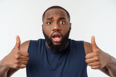 Genç African American Man üzerinde izole arka plan giymek güzel gözlük gülümseyen mutlu yüz.