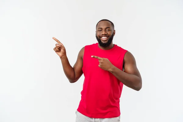 Joven afroamericano deportista señalando con el dedo sorprendido, se siente exitoso y próspero — Foto de Stock