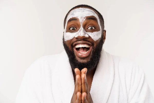 Αστείο άνθρωπος γέλια με μάσκα οδηγεί υγιή τρόπο ζωής, αγαλλίαση στις πρωινές διαδικασίες. θετικό συναίσθημα το πρωί. — Φωτογραφία Αρχείου