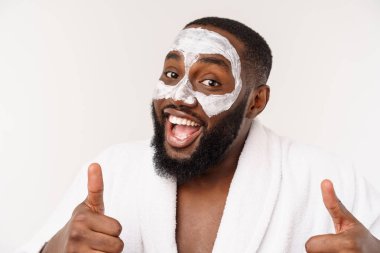 maske ile komik gülen adam başparmak yukarı gösteren, sağlıklı yaşam yol açar. sabah olumlu duygu.