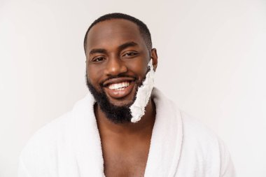 Afrikalı Amerikan adam tıraş fırçası ile yüz tıraş krem smear. Erkek hijyeni. Beyaz arka planda izole edilmiştir. Stüdyo portre