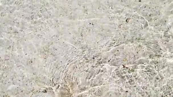 Texture de la surface de l'eau, Boucle à mouvement lent ondulations et vagues propres de la piscine, Réfraction de la lumière du soleil texture de la vue du dessus côté mer sable blanc . — Video