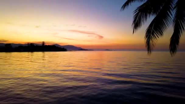 Movimento lento della superficie del mare con piccole onde sullo sfondo dell'alba del sole. Luce dorata del panorama marino — Video Stock