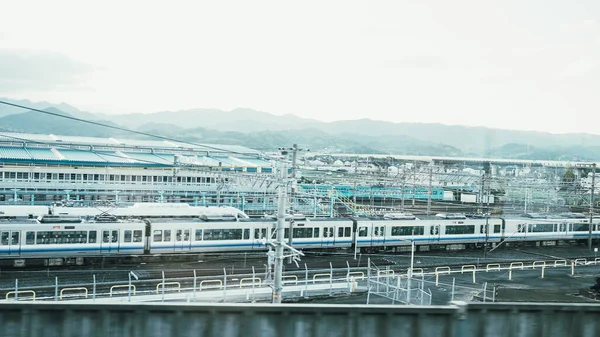 Tren monorraíl blanco es aparcamiento en la estación . — Foto de Stock