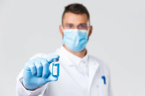 Covid-19, 의료 종사자, 전염병, 그리고 바이러스의 개념 방지. 의료용 마스크와 장갑, 흰 코트를 입은 의사는 예방 접종을 권한다. — 스톡 사진