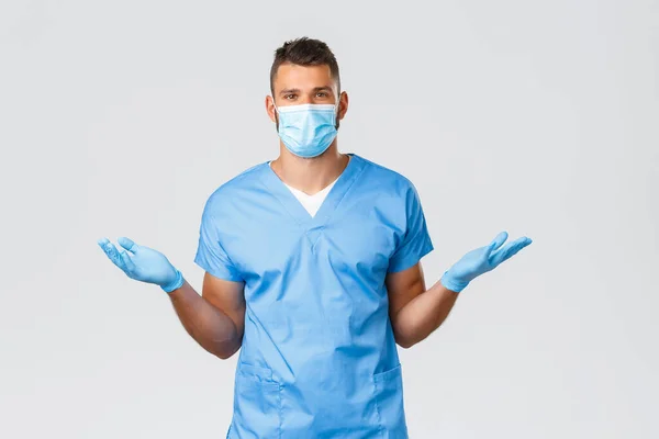 Trabajadores de la salud, covid-19, coronavirus y prevención del concepto de virus. Guapo médico hispano, enfermero con uniforme, máscara médica y guantes se preparan para la detección de pacientes, trabajo en la clínica —  Fotos de Stock