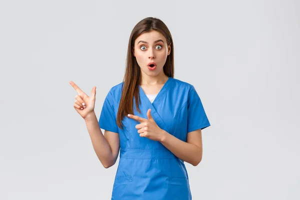 卫生工作者,预防病毒、保险和医药概念.令护士或医生印象深刻的是，护士或医生穿着蓝色的刷子，张大了嘴，盯着相机，手指留下了惊讶的感觉 — 图库照片