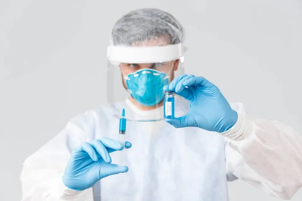 Covid-19, 세계적 유행병, 에이즈와 싸우는 의료 종사자들. 코로나 바이러스의 환자를 치료하고 있는 의사, 백신 절단 과 주사기 , PPE 보호용 양복 과 고무 장갑을 착용 한 모습 — 스톡 사진