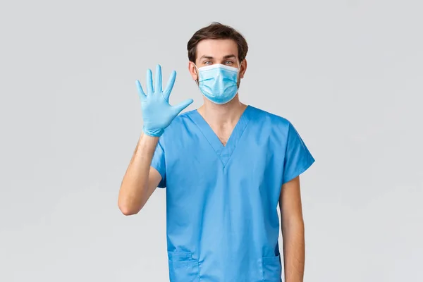 コロナウイルスの発生、病気と戦う医療従事者、病院の概念。頭蓋骨や医療用マスク、手袋、 5番目を示す笑顔フレンドリーな医師は、患者に薬を処方します — ストック写真