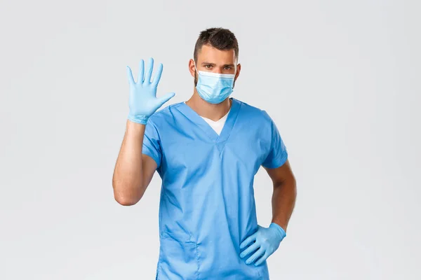 医療従事者, covid-19,コロナウイルスやウイルスの概念を防止.自信に満ちたハンサムな医者、医療マスクの男性看護師、手袋とスクラブは数字5 、グレーの背景を示しています — ストック写真