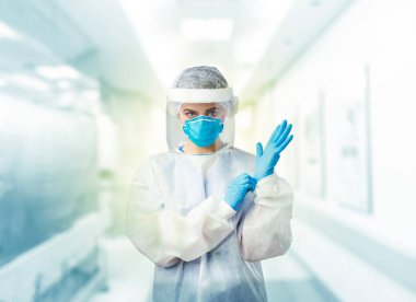 Koruyucu giysili ve maskeli doktorlar hastanenin kontrol bölgesindeki enfekte yaşlıları incelemeye hazır..