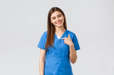 Sağlık çalışanları, virüsü, sigortayı ve ilaç konseptini engelleyin. Hoş gülümseyen güzel hemşire, mavi önlüklü bayan doktor kendini gösteriyor, yardıma hazır, hastaları kurtarıyor.