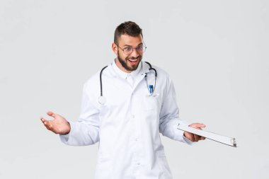 Sağlık çalışanları, sağlık sigortası, klinik laboratuvarı ve covid-19 konsepti. Stetoskop ve dosya ile beyaz önlüklü, şaşkın ve heyecanlı doktor, hasta yatağı iyi haberlerle kutluyor.