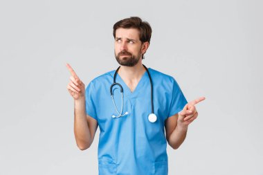 Sağlık çalışanları, salgın hastalık ve koronavirüs salgını konsepti. Doktor zor bir seçimle karşı karşıya, sırıtarak ve iç çekerek sorunlu bir dava, sol tarafı işaret ederek, sağ tarafı seçerek, karar vererek