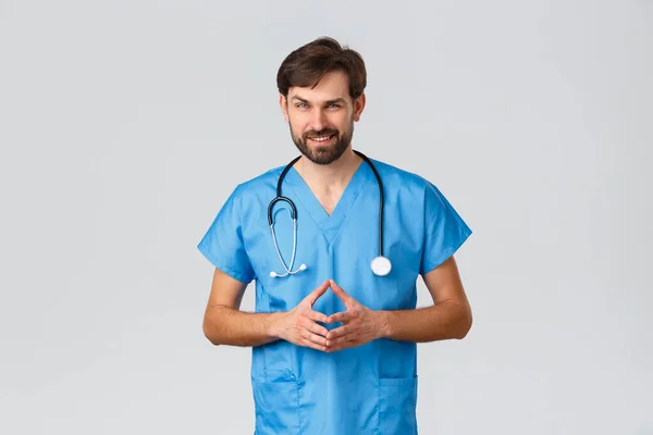 Healthcare workers, coronavirus quarantine campaign and pandemic concept. Thoughtful, genius doctor or nurse in blue scrubs and stethoscope, look sly or scheming, having excellent plan fight disease — Stock Photo, Image