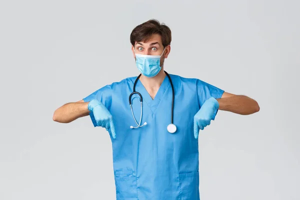 医療従事者、コロナウイルス検疫キャンペーンとパンデミックの概念。医療用マスクと手袋の興奮した医師,着用スクラブまたは看護師の制服,下向き, covidからの保護措置19 — ストック写真