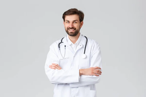 Spital, lucrători din domeniul sănătății, concept de tratament covid-19. Medicul profesionist de succes în scruburi albe cu stetoscop, piept încrucișat și zâmbind, lucrând la clinică, ajutând pacienții — Fotografie, imagine de stoc