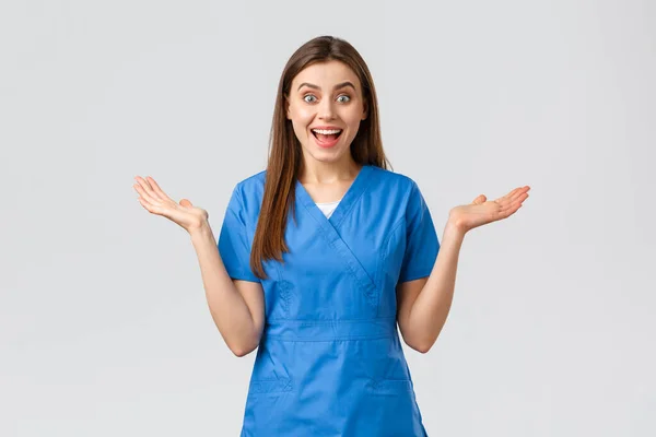 医療従事者,ウイルスを防止します,保険や医療の概念.驚くほど幸せな女性看護師や医師は素晴らしいニュースを聞いて、拍手手を開いて口を見て魅了し、灰色の背景 — ストック写真