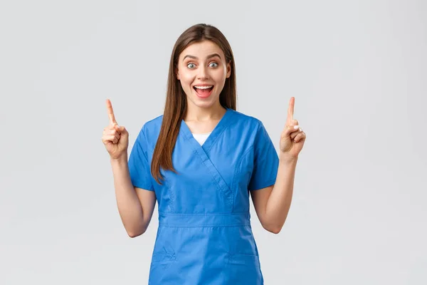 卫生工作者,预防病毒、保险和医药概念.兴奋、快乐的护士或蓝色刷子的医生听到好消息面带微笑，指指点点，向病人展示好消息 — 图库照片