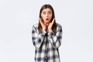 Yaşam tarzı, farklı duygular, boş zaman aktiviteleri konsepti. Şok olmuş ve nefes nefese kalmış, günlük kıyafetli ürkek beyaz kız, çenesini indir, dedikodu yap, 