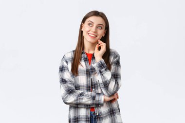 Yaşam tarzı, farklı duygular, boş zaman aktiviteleri konsepti. Hayalperest genç güzel kız yaz tatilini hayal et, sol üst köşesine mutlu bir gülümsemeyle bak, yurt dışına seyahat etmeyi hayal et, düşün.