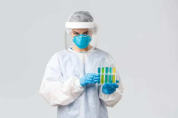 Covid-19, 예방 바이러스, 건강, 의료 종사자 및 격리 개념. 시험관, 코로나 바이러스 샘플을 개발하거나 백신을 개발하는 젊은 기술 연구소 의사들은 보호용 양복을 입고 — 스톡 사진