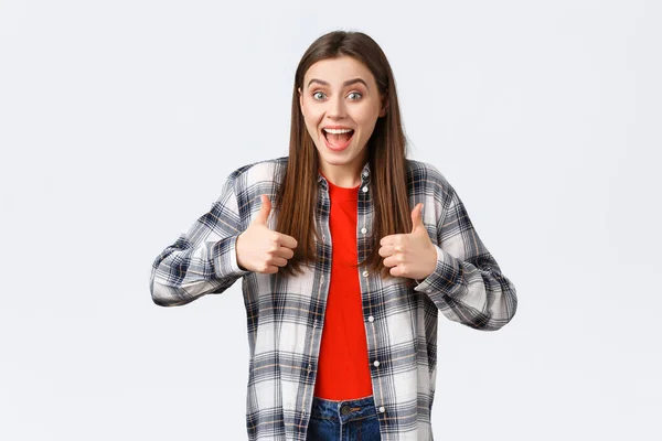 Estilo de vida, emoções diferentes, conceito de atividades de lazer. Super boa ideia. Mulher bonita animado alegre em camisa casual verificado, polegar-se e sorrindo, aprovando, como ideia ou apoiar a sua escolha — Fotografia de Stock