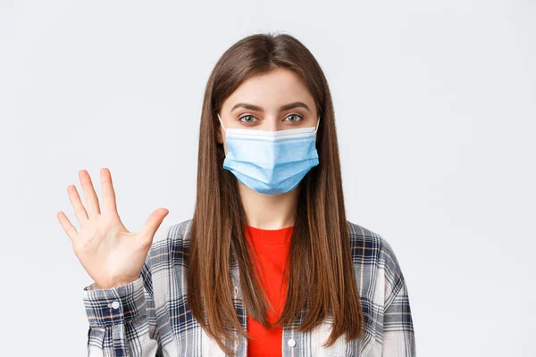 Coronavirus utbrott, fritid på karantän, social distans och känslor koncept. Attraktiv kvinna i medicinsk mask och casual kläder visa fem fingrar, antal ordning, vit bakgrund — Stockfoto