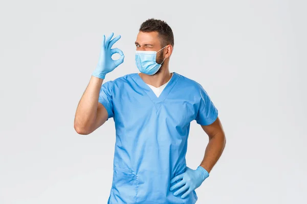医療従事者, covid-19,コロナウイルスやウイルスの概念を防止.頭蓋骨や医療用マスクで生意気なハンサムな医者,最高のサービス品質を保証,保証,表示します。 — ストック写真