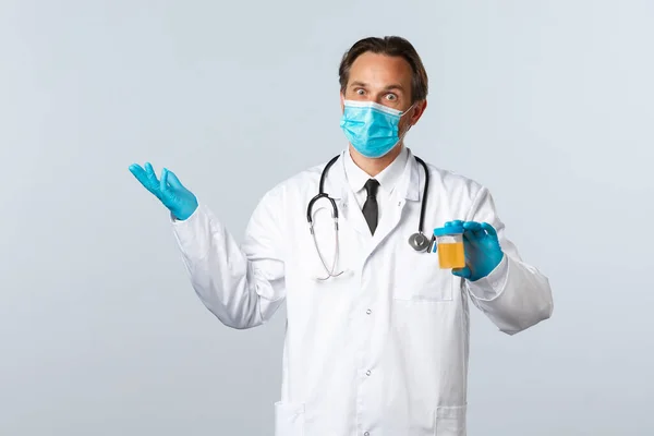 Covid-19: 바이러스 예방, 의료 종사자 및 예방 개념. 의료용 마스크와 장갑을 끼고 소변 샘플 과 거즈를 보여 주는 충격을 받은 의사, 아픈 환자의 진단 — 스톡 사진