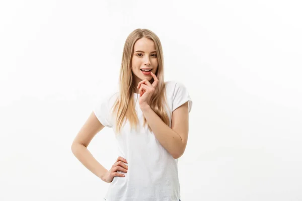 Mulher jovem caucasiana com bonito adorável sorriso tímido brincalhão. Modelo t-shirt branca isolada sobre fundo branco — Fotografia de Stock