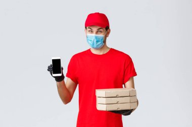 Yemek teslimatı, başvuru, çevrimiçi bakkal, temassız alışveriş ve covid-19 konsepti. Kurye özel indirimler veya eve servis için başvuru, pizza ve telefon bulundurmayı teşvik eder