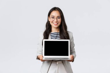 İş, finans ve istihdam, başarılı kadın girişimciler konsepti. Profesyonel Asyalı iş kadını toplantı yapıyor, laptopta sunum yapıyor, ekranda mutlu bir gülümseme sergiliyor.