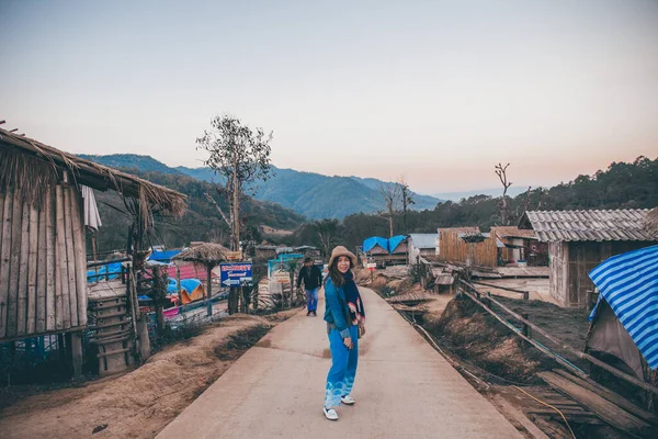 Una mujer con sombrero camina por el pueblo urbano de Tailandia . — Foto de Stock