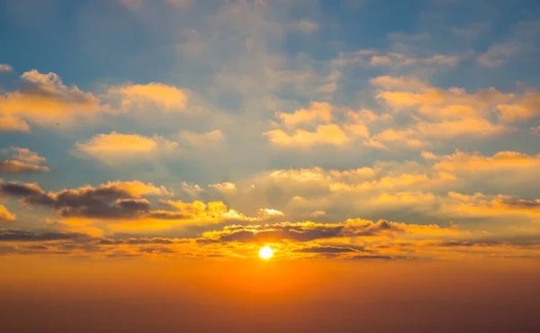 Morgen Sonne Licht scheinen mit blauem bewölkten Hintergrund. — Stockfoto