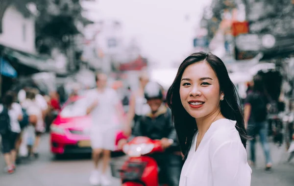 若いアジアの美しいビジネスマンの女性が仕事に急いで路上を歩く. — ストック写真