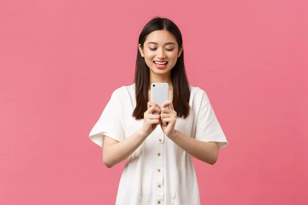 Skönhet, människor känslor och teknik koncept. Leende glad asiatisk kvinnlig bloggare, snygg flicka tar foto på smartphone, ser optimistisk som fotografering, ta bild med mobiltelefon — Stockfoto