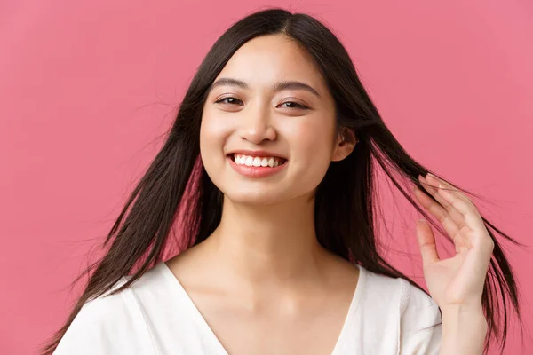 Skönhetssalong, hårvård och hudvårdsprodukter reklamkoncept. Närbild av glad vacker asiatisk kvinna nöjd med frisör service, vidröra ny frisyr och leende nöjd — Stockfoto