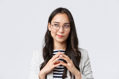 İş, finans ve istihdam, başarılı kadın girişimciler konsepti. Zeki ve yaratıcı iş kadınlarının yakın plan, çan kulesi parmakları, ilginç bir şeyler çevirmeleri.