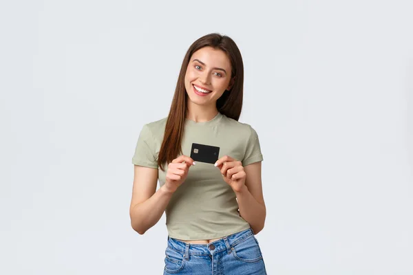 Centro comercial, estilo de vida y concepto de moda. Sonriendo mujer atractiva feliz en traje casual, mostrando tarjeta de crédito complacido, listo para comprar nuevos productos, ir a divertirse en las tiendas —  Fotos de Stock