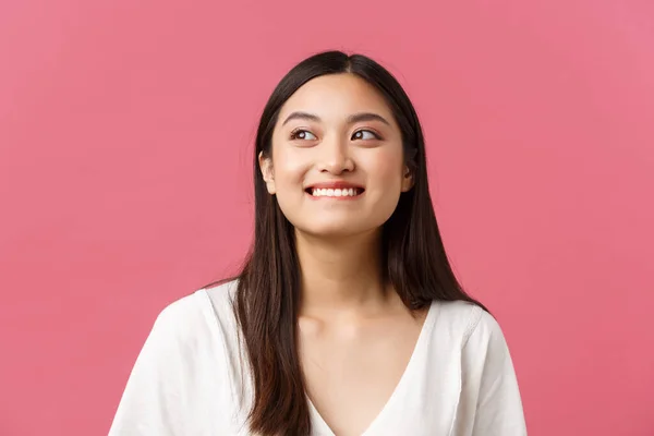 Salão de beleza, cabeleireiro e produtos para a pele conceito de propaganda. Close-up de tentador e criativo bonito asiático menina mordendo lábio, sorrindo como imagem algo que ela sonha, antecipando — Fotografia de Stock